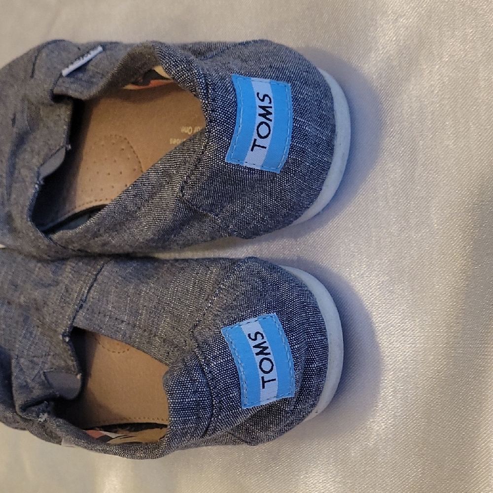 Toms Women's Gray Slip-On Shoes - Picture 6 of 7